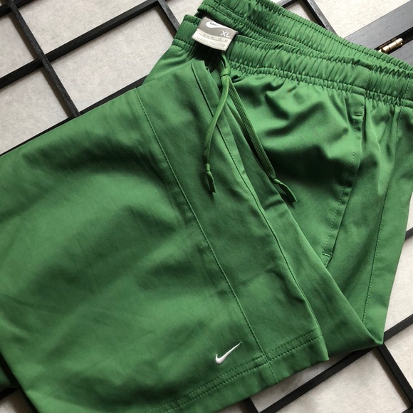 Nike Pants - Nike. Cropped Pants